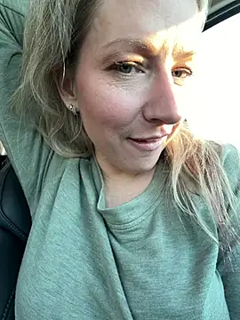 LittleMsMILF online show from March 4, 2026, 9:54 pm