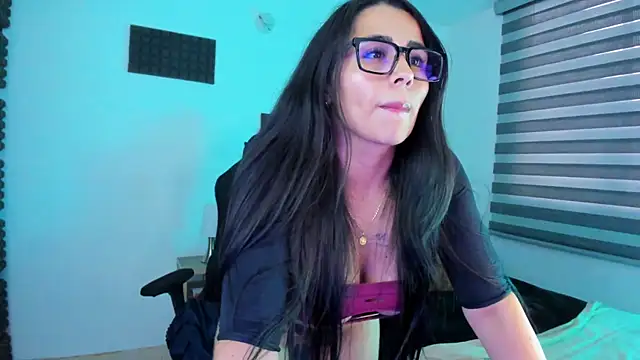 hannarusso online show from April 16, 2026, 9:39 pm