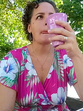 Snapshot of emiliemilf chatting on April 21, 2026, 5:28 pm emiliemilf online show from April 21, 2026, 5:28 pm