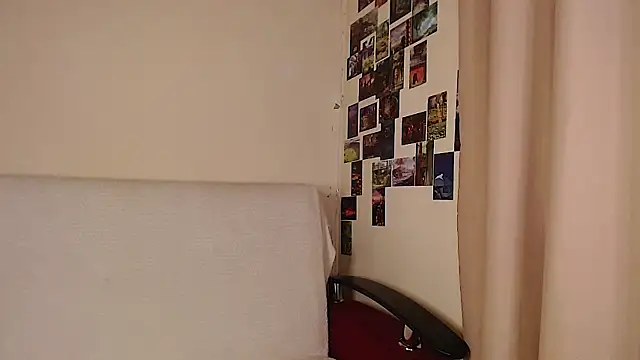 Snapshot of c0ralynx chatting on November 12, 2025, 10:09 pm c0ralynx online show from November 12, 2025, 10:09 pm