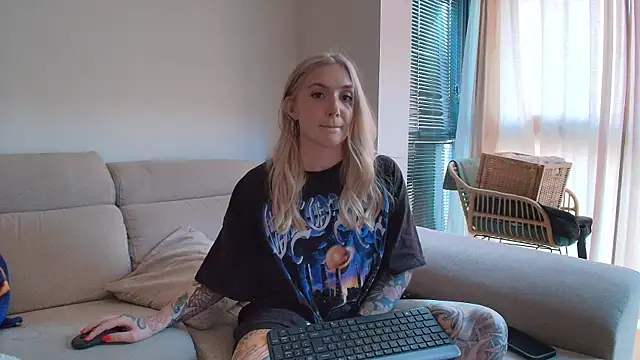 tattoobbgirl online show from May 13, 2026, 6:27 pm