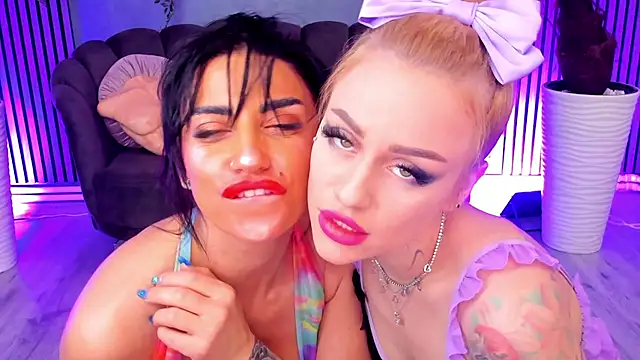 IzabelaTessa online show from April 3, 2026, 8:07 pm