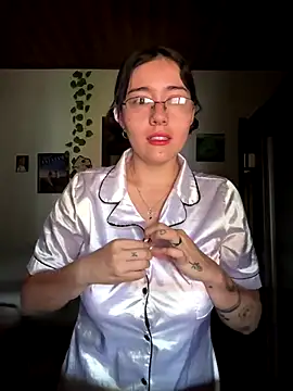 Snapshot of MitsuChan_ chatting on October 17, 2025, 1:25 pm MitsuChan online show from October 17, 2025, 1:25 pm