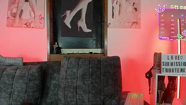 Snapshot of _LuanaDabbraccio chatting on October 3, 2025, 10:51 pm LuanaDabbraccio online show from October 3, 2025, 10:51 pm