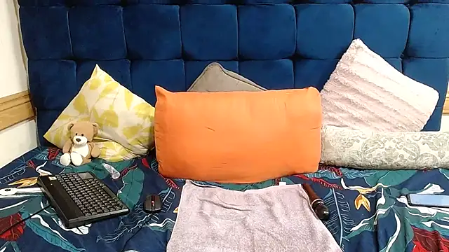 AriesCake online show from April 21, 2026, 2:51 am