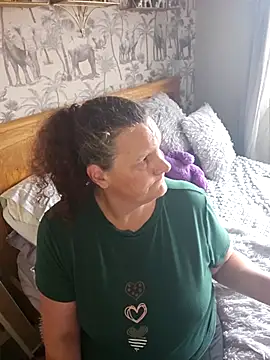 MissQueenBeex online show from November 6, 2025, 2:29 pm