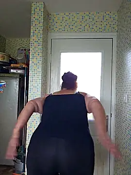 Snapshot of MissQueenBeex chatting on April 14, 2026, 11:27 am MissQueenBeex online show from April 14, 2026, 11:27 am