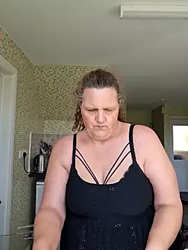 Snapshot of MissQueenBeex chatting on April 16, 2026, 12:06 pm MissQueenBeex online show from April 16, 2026, 12:06 pm