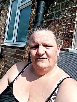 Snapshot of MissQueenBeex chatting on April 25, 2026, 1:36 pm MissQueenBeex online show from April 25, 2026, 1:36 pm