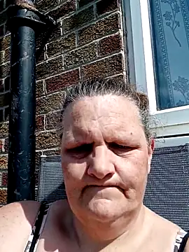 Snapshot of MissQueenBeex chatting on April 25, 2026, 1:41 pm MissQueenBeex online show from April 25, 2026, 1:41 pm