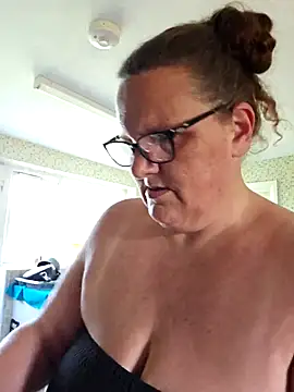 Snapshot of MissQueenBeex chatting on May 1, 2026, 3:49 pm MissQueenBeex online show from May 1, 2026, 3:49 pm