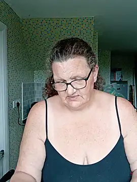 Snapshot of MissQueenBeex chatting on May 12, 2026, 2:36 pm MissQueenBeex online show from May 12, 2026, 2:36 pm