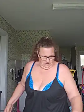 Snapshot of MissQueenBeex chatting on May 21, 2026, 9:49 am MissQueenBeex online show from May 21, 2026, 9:49 am