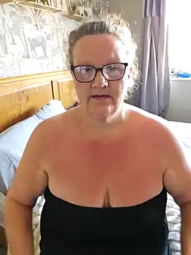 Snapshot of MissQueenBeex chatting on May 24, 2026, 8:08 am MissQueenBeex online show from May 24, 2026, 8:08 am