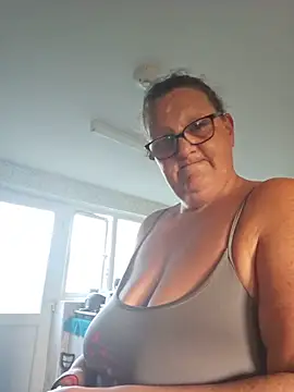 Snapshot of MissQueenBeex chatting on May 25, 2026, 7:20 pm MissQueenBeex online show from May 25, 2026, 7:20 pm