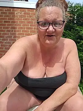 Snapshot of MissQueenBeex chatting on May 28, 2026, 2:25 pm MissQueenBeex online show from May 28, 2026, 2:25 pm