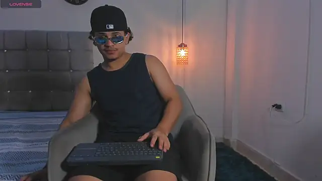 samxx muscle online show from December 15, 2025, 3:16 pm