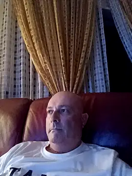 Alexis Bull online show from September 28, 2025, 10:48 pm