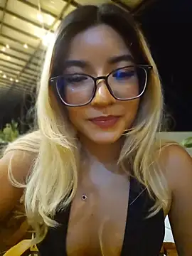 Snapshot of Pretty_roxxyy chatting on April 25, 2026, 12:13 am Pretty roxxyy online show from April 25, 2026, 12:13 am