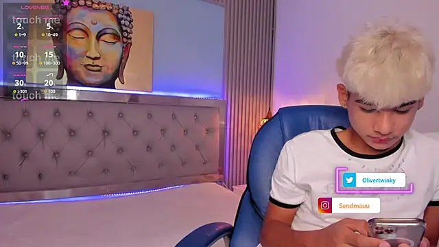 OliverTwinky online show from September 28, 2025, 2:11 pm