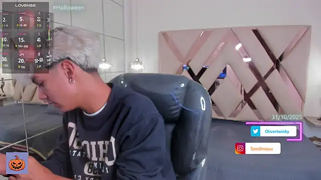 OliverTwinky online show from October 25, 2025, 1:29 pm