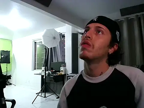 bigrosa21cm online show from October 28, 2025, 9:39 pm