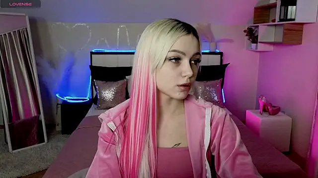 LinaLirian online show from December 1, 2025, 1:05 pm