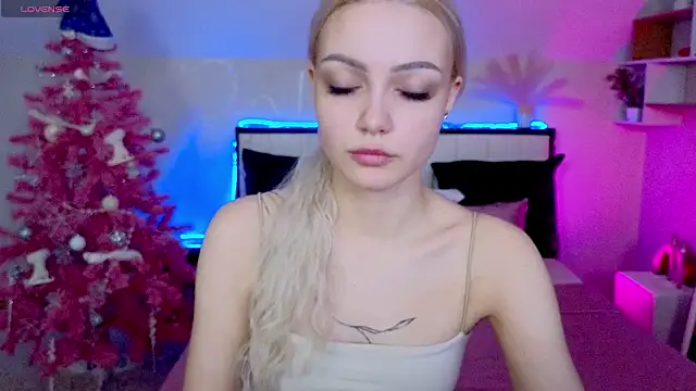 LinaLirian online show from January 6, 2026, 1:37 pm