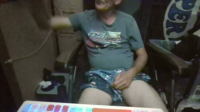 Snapshot of Lovyourpuss chatting on May 17, 2026, 2:02 pm Lovyourpuss online show from May 17, 2026, 2:02 pm
