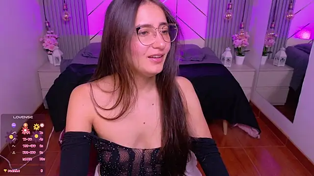 alesiamoore online show from June 10, 2026, 3:33 pm