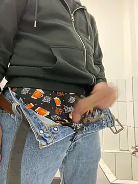 Snapshot of uto857 chatting on February 10, 2026, 12:04 am uto857 online show from February 10, 2026, 12:04 am