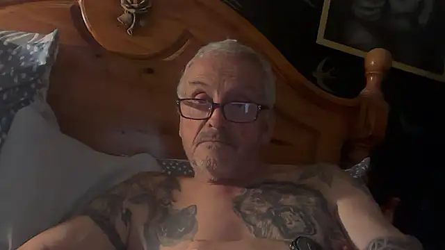 Snapshot of poggles chatting on October 22, 2025, 7:24 pm poggles online show from October 22, 2025, 7:24 pm