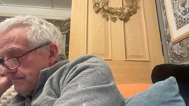 Snapshot of poggles chatting on October 27, 2025, 10:36 pm poggles online show from October 27, 2025, 10:36 pm