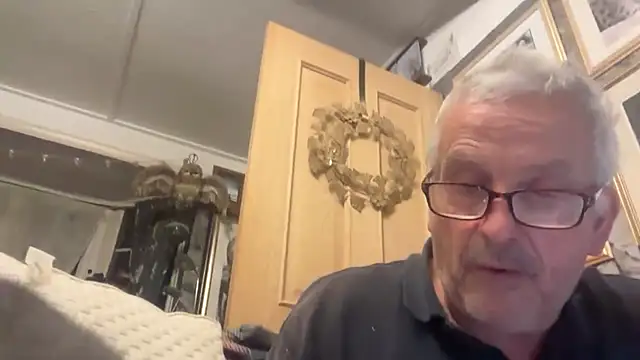 Snapshot of poggles chatting on October 30, 2025, 9:59 pm poggles online show from October 30, 2025, 9:59 pm