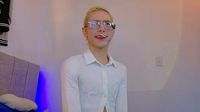 liiamluna  online show from May 27, 2026, 2:36 pm