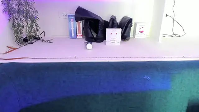 viollettaa  online show from March 8, 2026, 3:38 pm