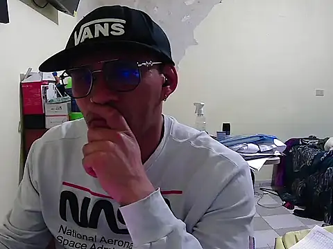 Snapshot of DOBLEWYOSK69G chatting on October 24, 2025, 5:37 am DOBLEWYOSK69G online show from October 24, 2025, 5:37 am