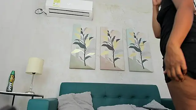 zuri villegas online show from November 8, 2025, 6:18 pm