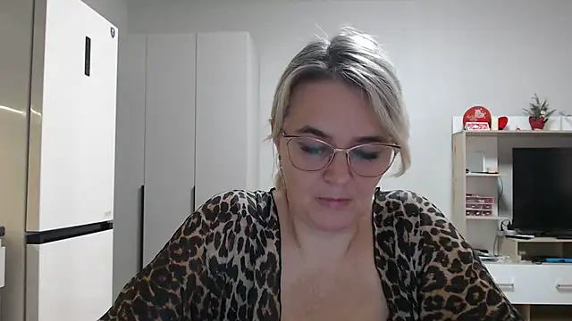 EleanoraDream online show from April 13, 2026, 8:20 am