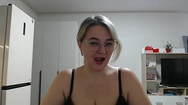 EleanoraDream online show from April 28, 2026, 9:03 am