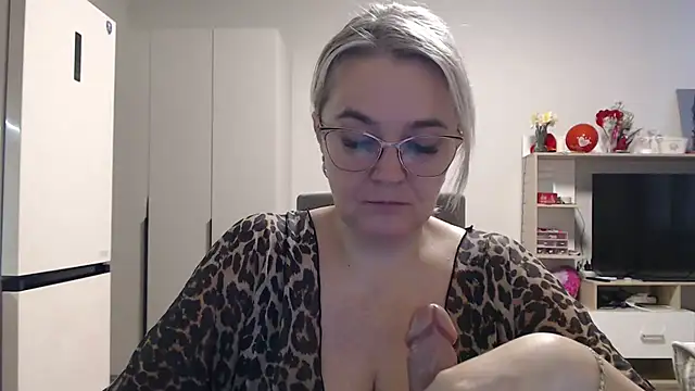EleanoraDream online show from May 13, 2026, 7:50 am