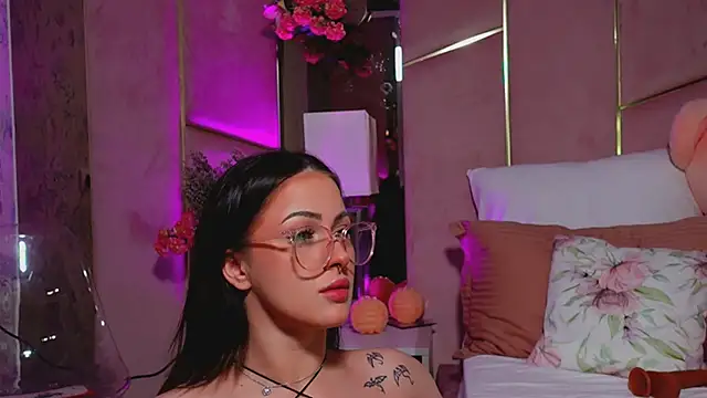 LucyLextonX online show from April 7, 2026, 2:56 am