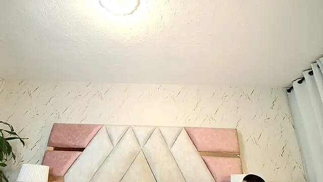 Zoelucas online show from April 4, 2026, 11:51 am