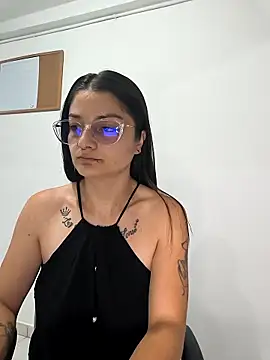 Coralinne   online show from May 4, 2026, 1:12 am