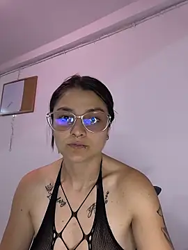Coralinne   online show from May 22, 2026, 1:02 am
