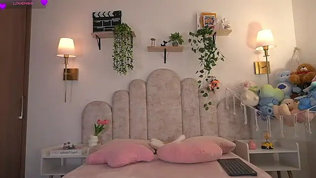 violeth     online show from March 30, 2026, 1:12 pm