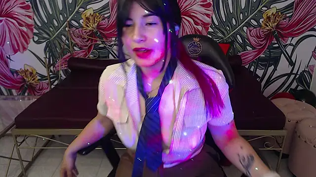 Nina harper  online show from November 5, 2025, 8:09 pm