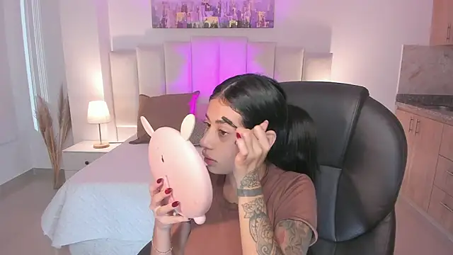 Snapshot of miranda_crawfor chatting on December 2, 2025, 11:48 am miranda crawfor online show from December 2, 2025, 11:48 am