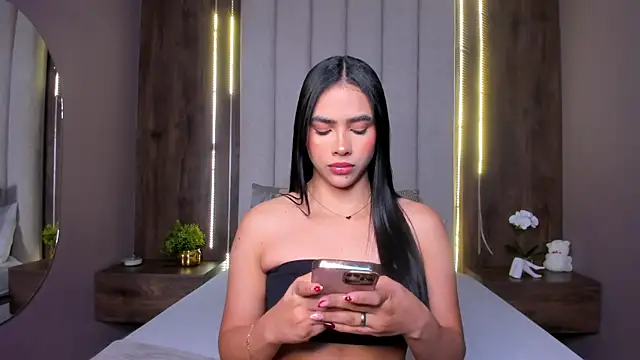 Snapshot of LucySalvatore_ chatting on September 19, 2025, 11:55 am LucySalvatore online show from September 19, 2025, 11:55 am