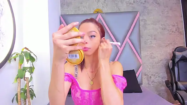 Snapshot of Quee_Sophine chatting on December 17, 2025, 7:42 pm Quee Sophine online show from December 17, 2025, 7:42 pm